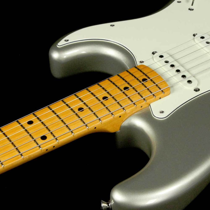 Fender FSR Made in Japan Traditional Series ‘50s Stratocaster Inca Silver with Shoreline Gold Racing Stripe